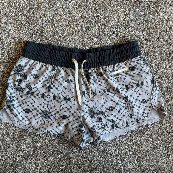 Vuori Clementine Athletic Shorts Grey Shibori - Picture 4 of 9